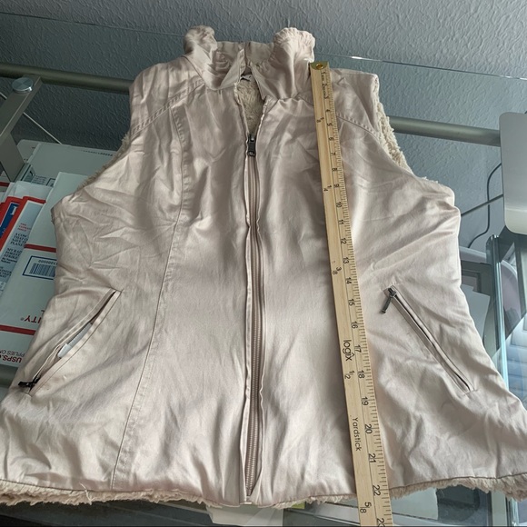 CABI REVERSIBLE CREAM SATEEN/FUZZY ZIP UP VEST SIZE M - Picture 10 of 11